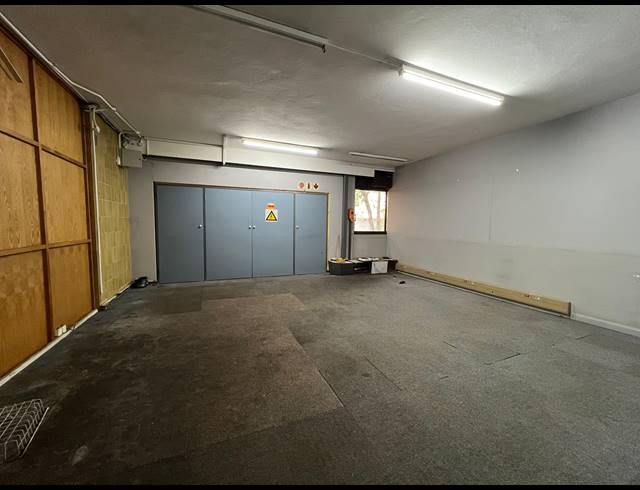 2,494M² WAREHOUSE TO LET IN FACTORIA